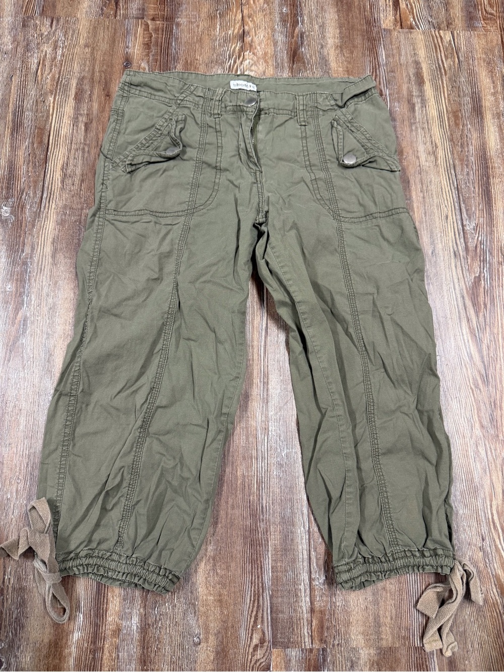 Y2K low rise Olive Green Cargo capri Pants
Size 4